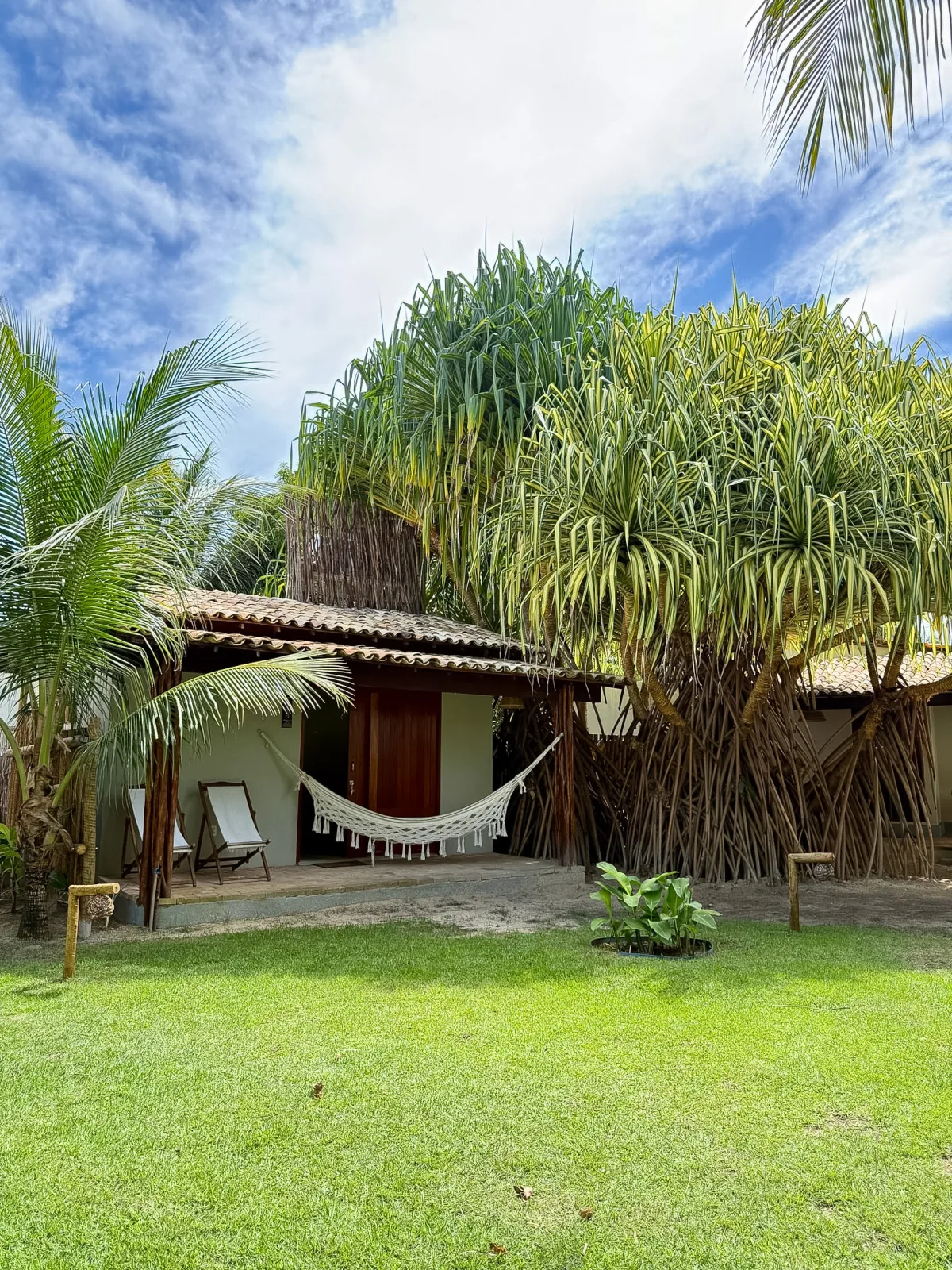Bangalô Casal cercado pelo jardim da Ocacocar