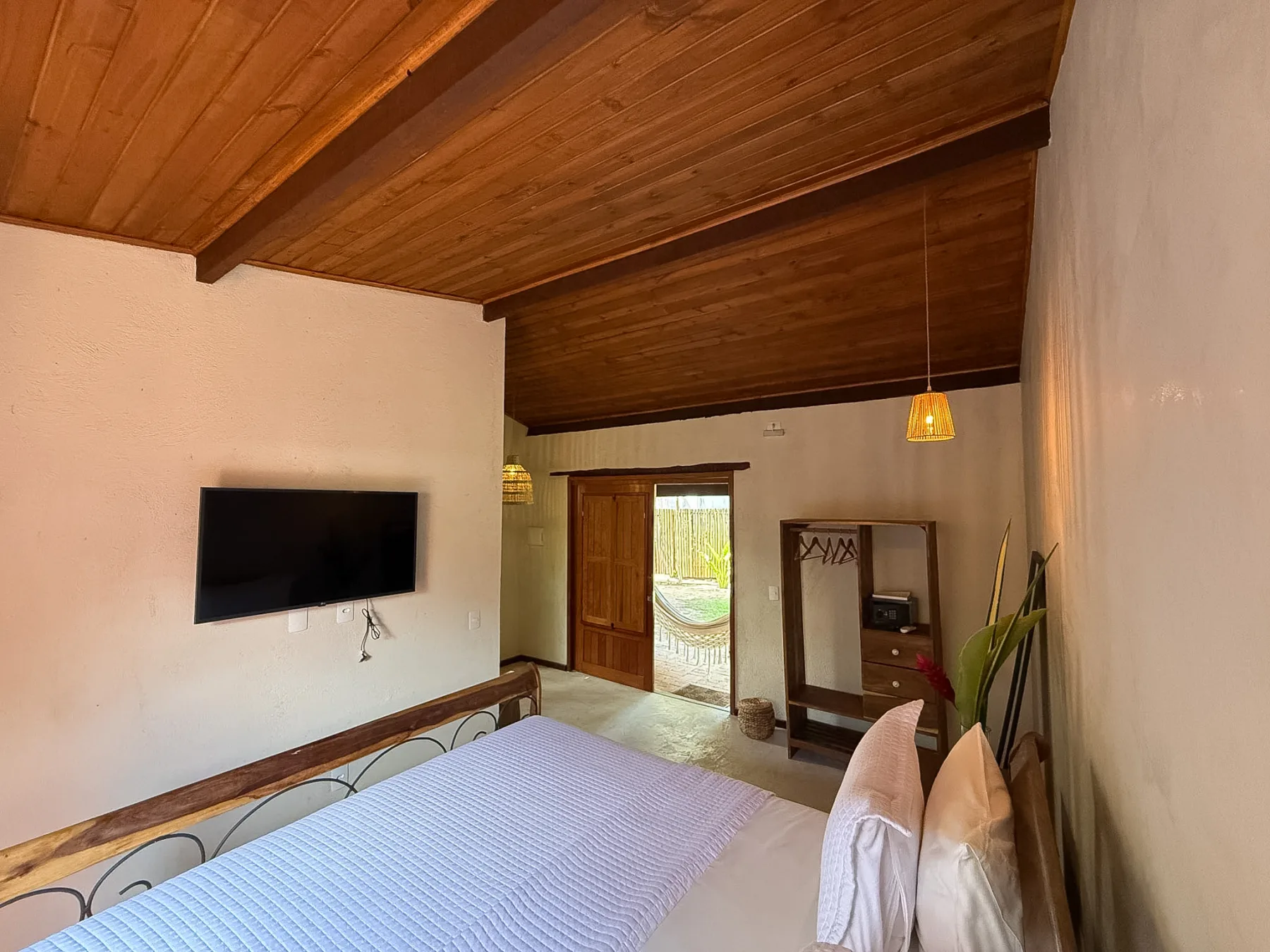 Quarto do Bangalô Jabuticaba visto em direção à sacada