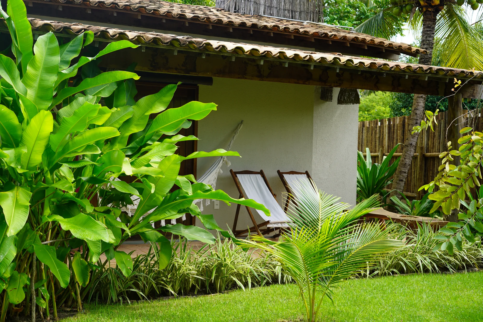 Bangalô Família entre os jardins tropicais da Ocacocar