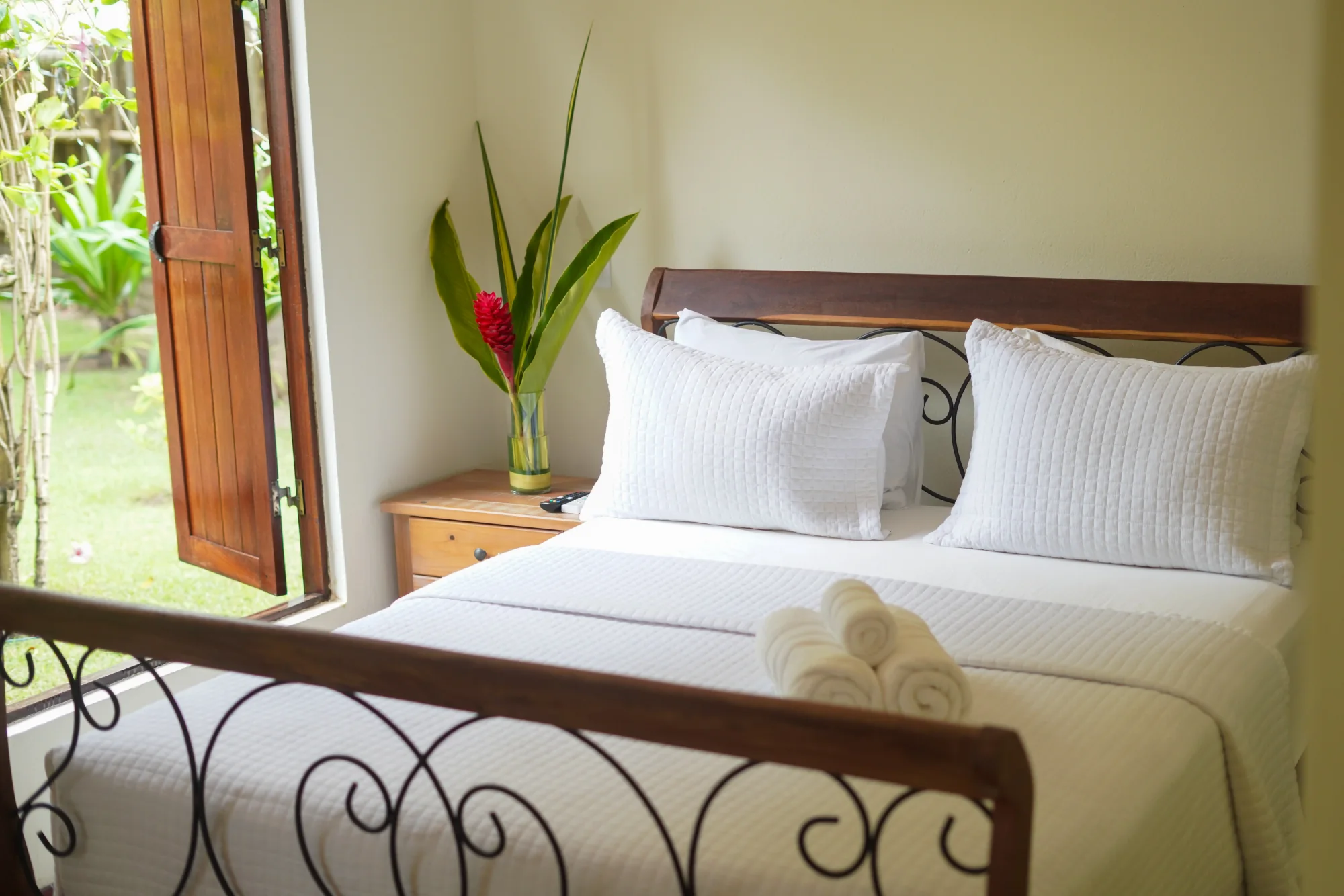 Cama king size do Bangalô Araçá