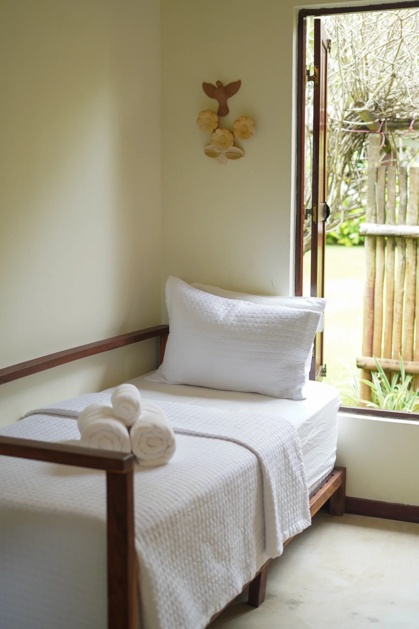 Cama de solteiro do Bangalô Araçá