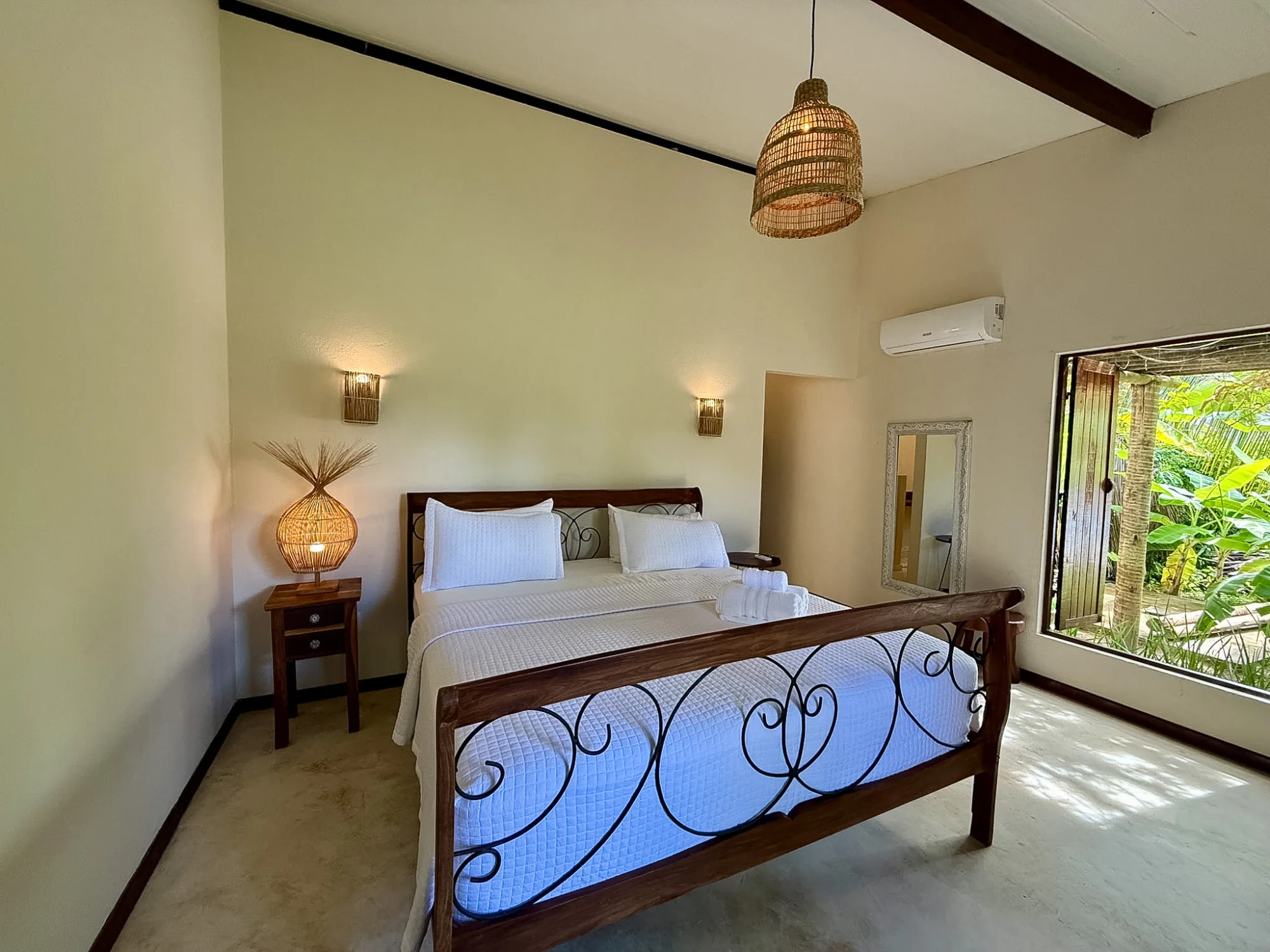 Quarto com cama king size do Bangalô Jasmim Manga