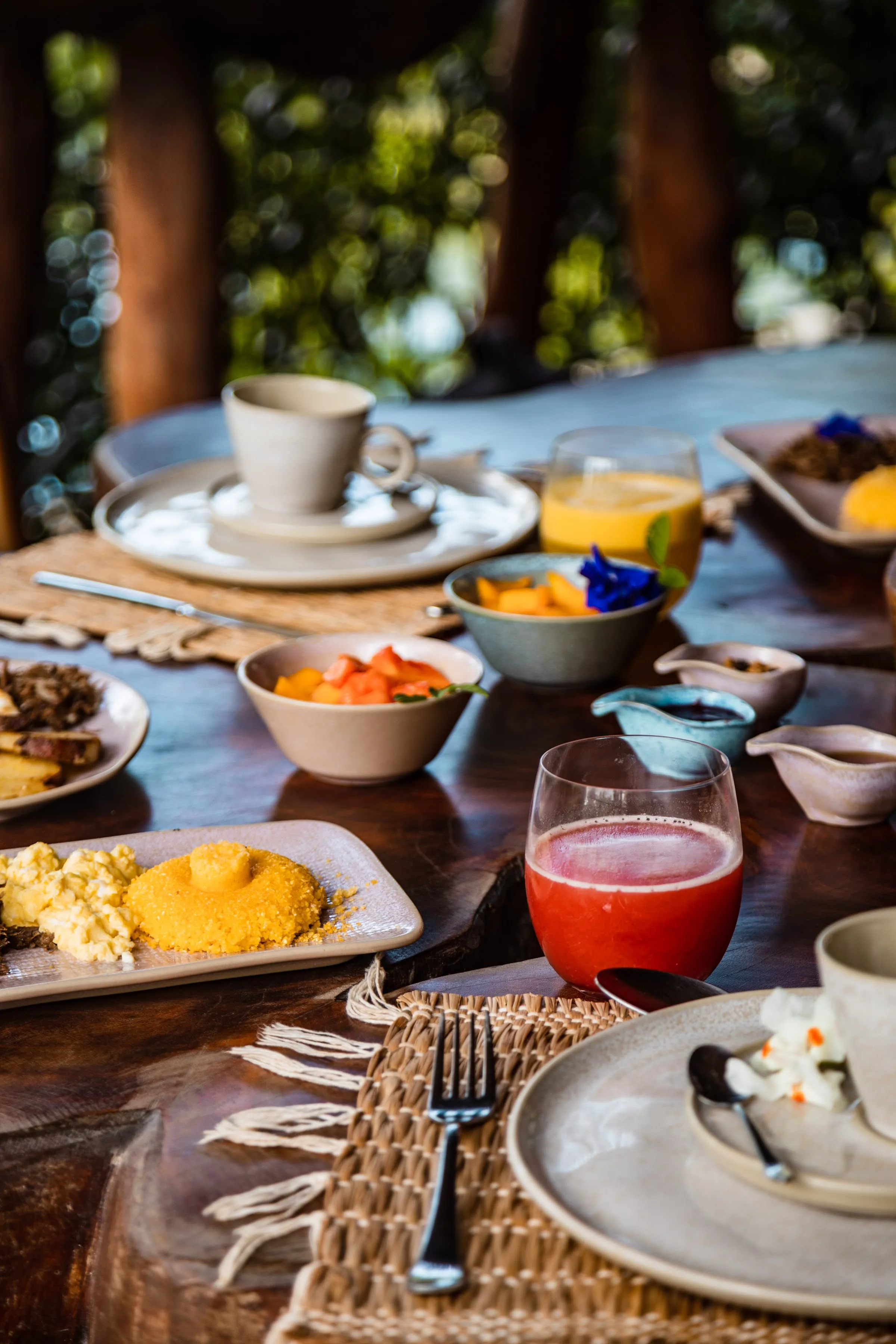 Mesa de café da manhã servida na Ocacocar