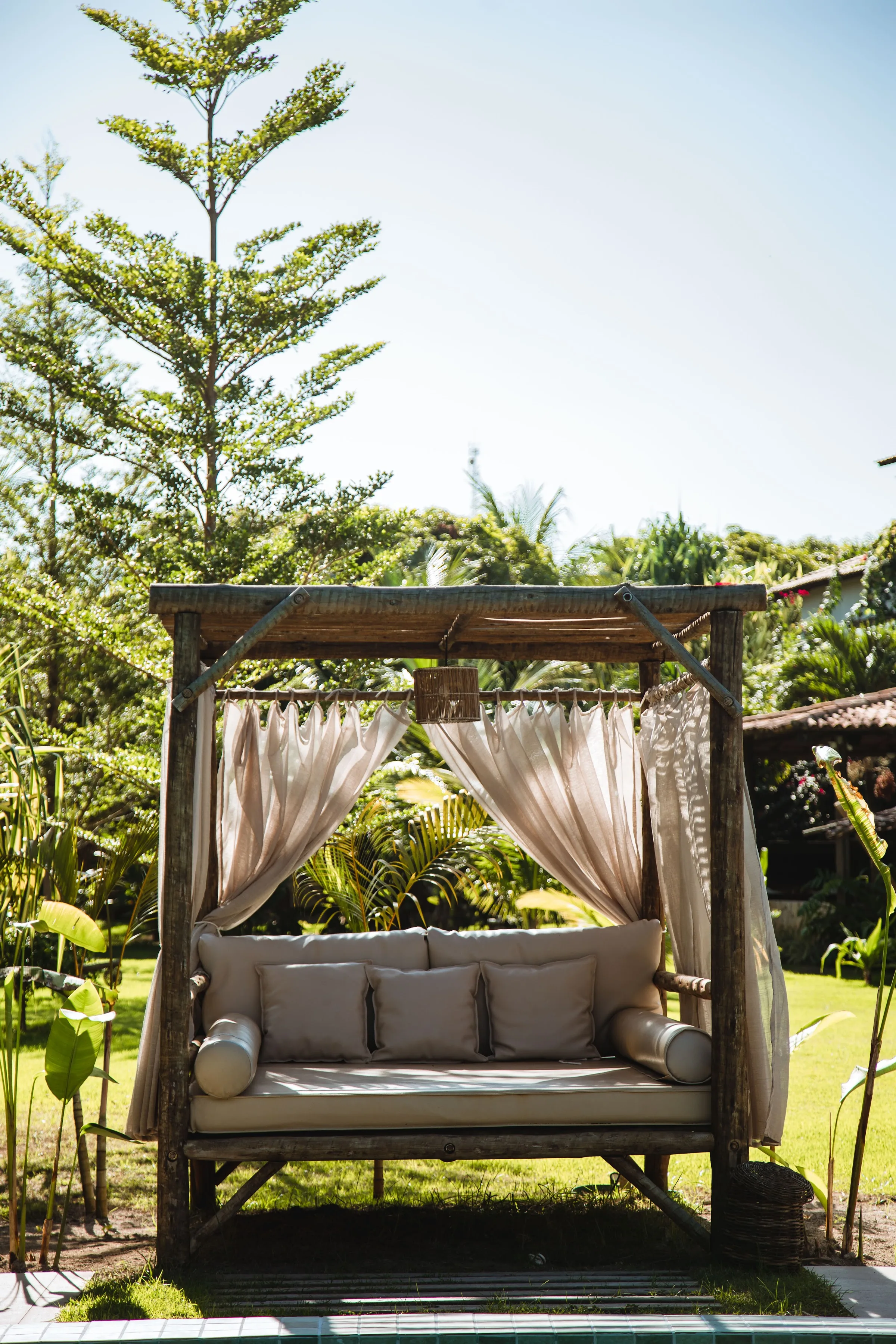 Área de descanso em meio ao jardim da Ocacocar