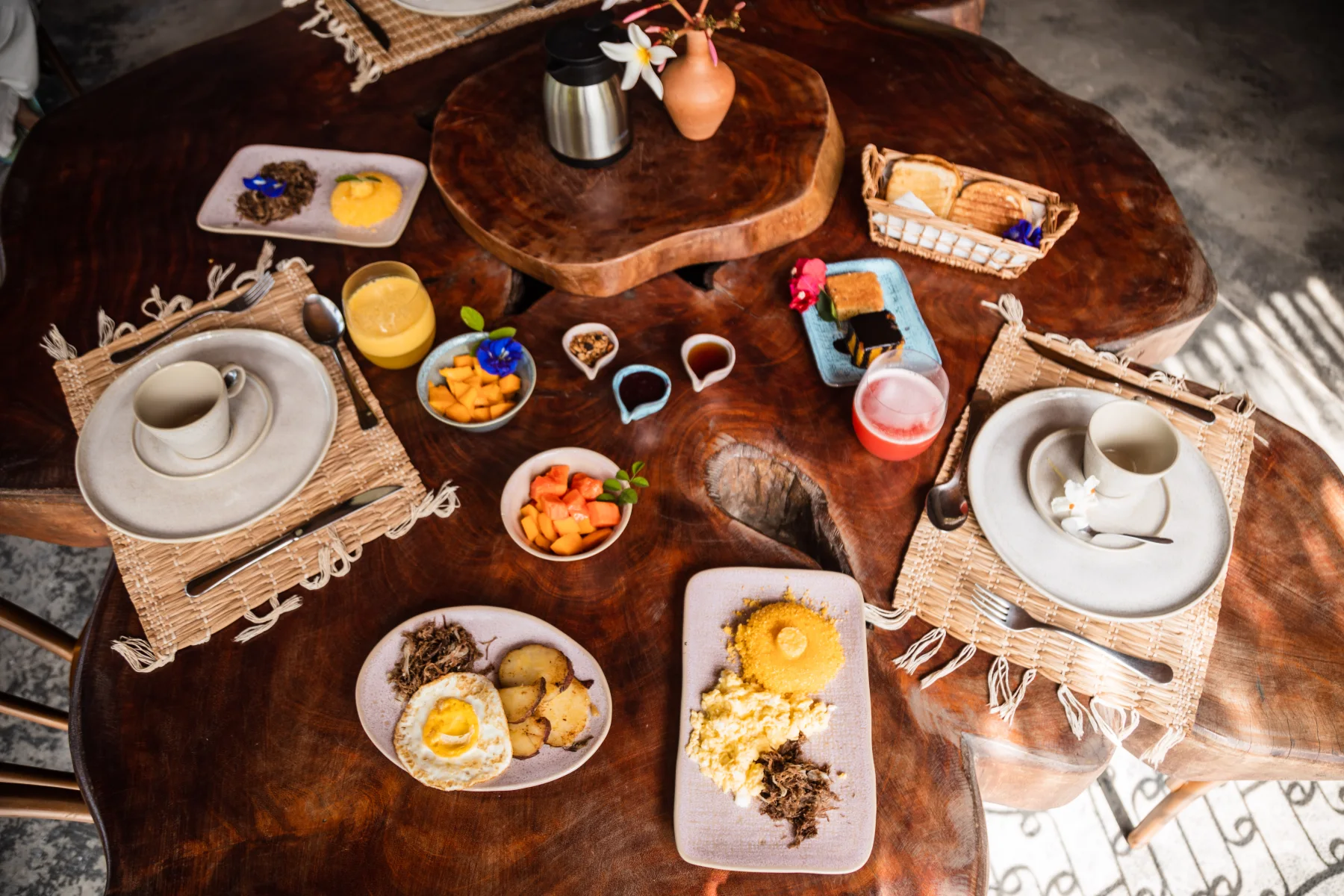 Mesa da Ocacocar com café da manhã servido