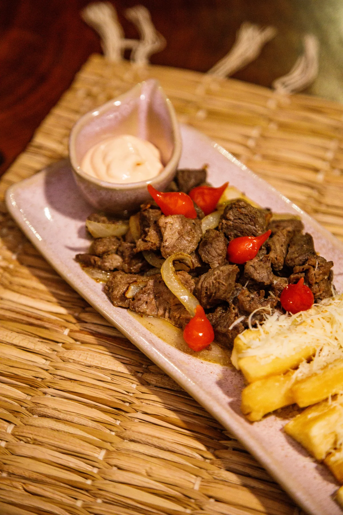 Porção com carne, acompanhamentos e molho servida na Ocacocar