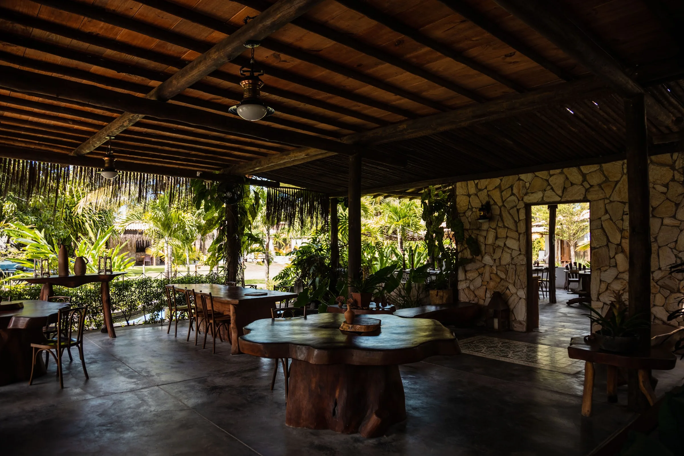 Lounge da Ocacocar cercado pelo jardim