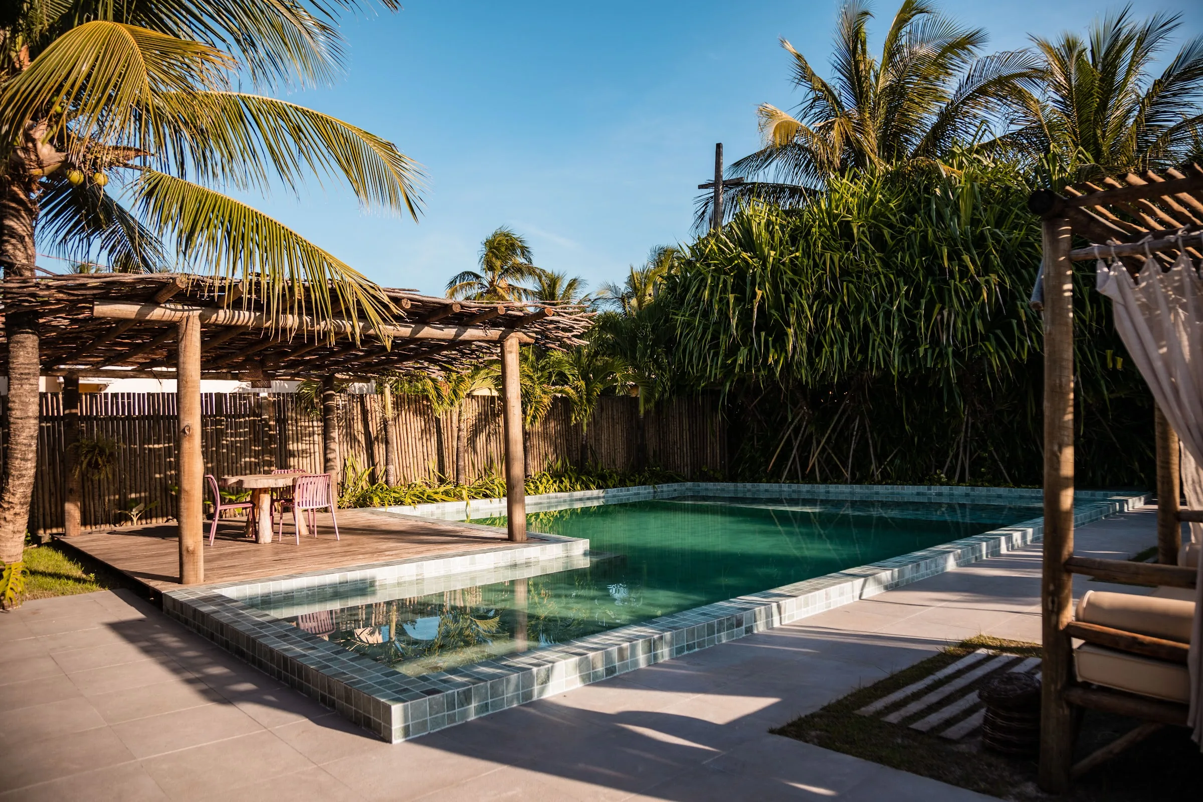 Piscina ao ar livre da Ocacocar entre coqueiros e jardins