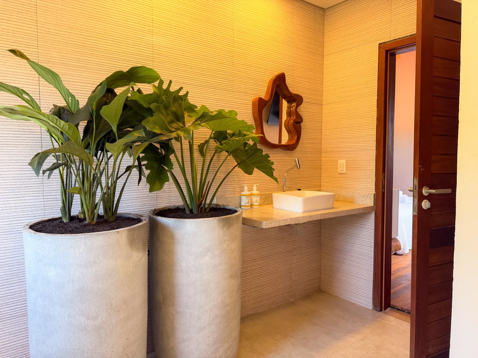 Lavabo integrado ao banheiro da Suíte Casal